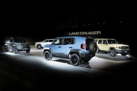 Línea Toyota Land Cruiser 2025: cuatro SUVs FJ compactos retro en exhibición off-road exclusiva.
